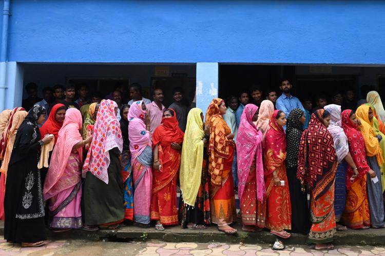 La fila per il voto in India (Afp)
